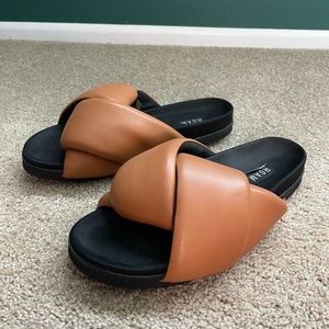 ROAM FOLDY PUFFY
SANDALS COGNAC VEGAN
LEATHER